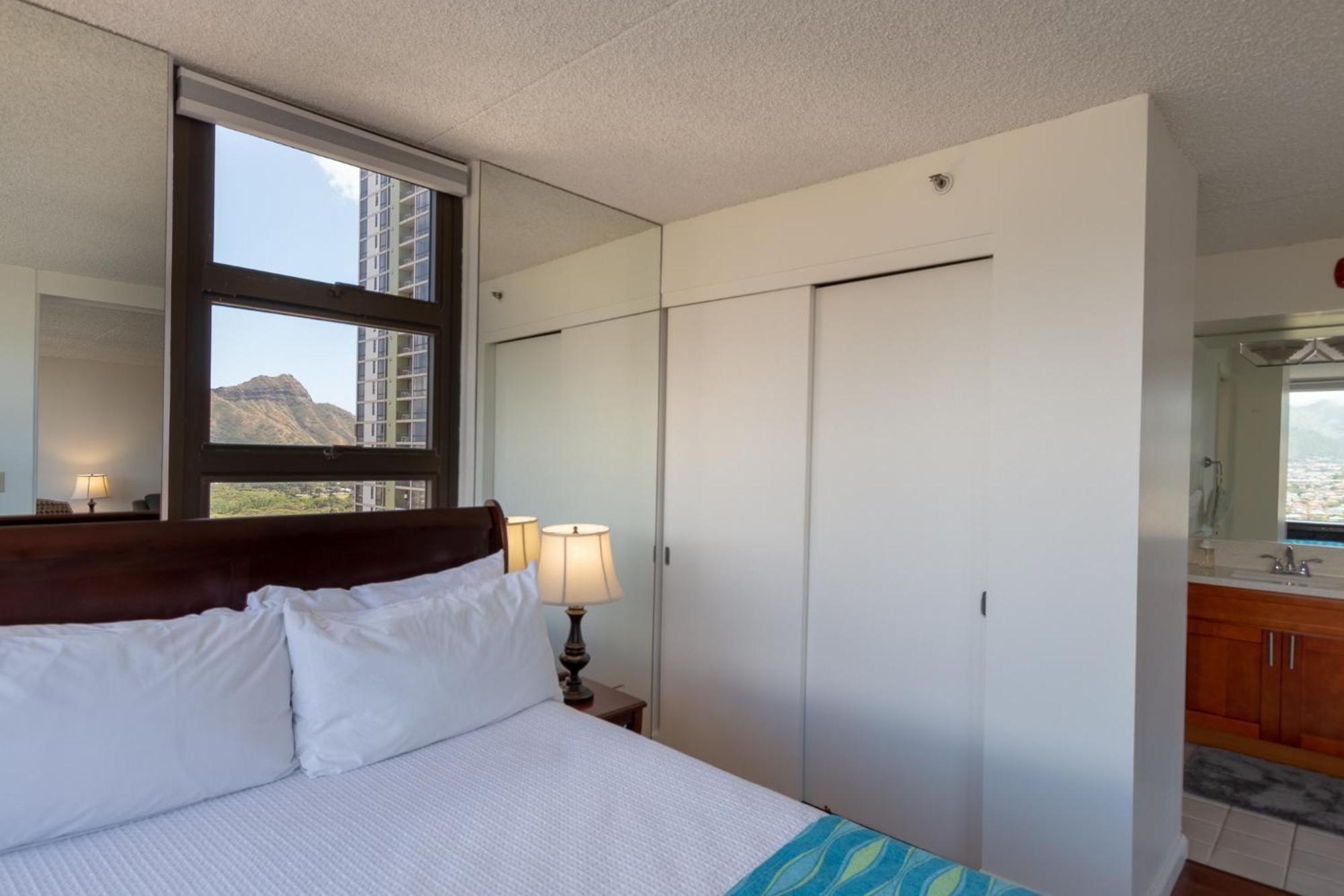 Waikiki Banyan With Mountain Views Near Waikiki Beach, Free Parking *