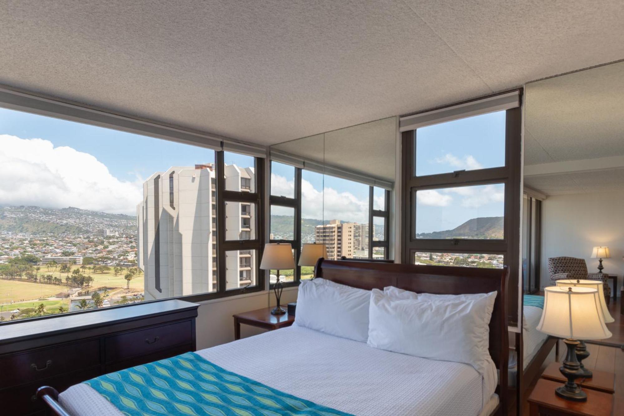 Waikiki Banyan With Mountain Views Near Waikiki Beach, Free Parking *