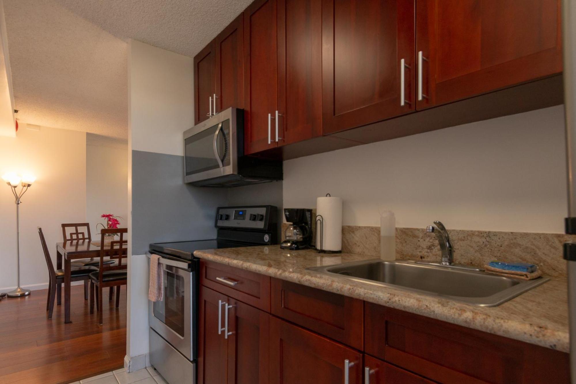 Waikiki Banyan With Mountain Views Near Waikiki Beach, Free Parking Honolulu
