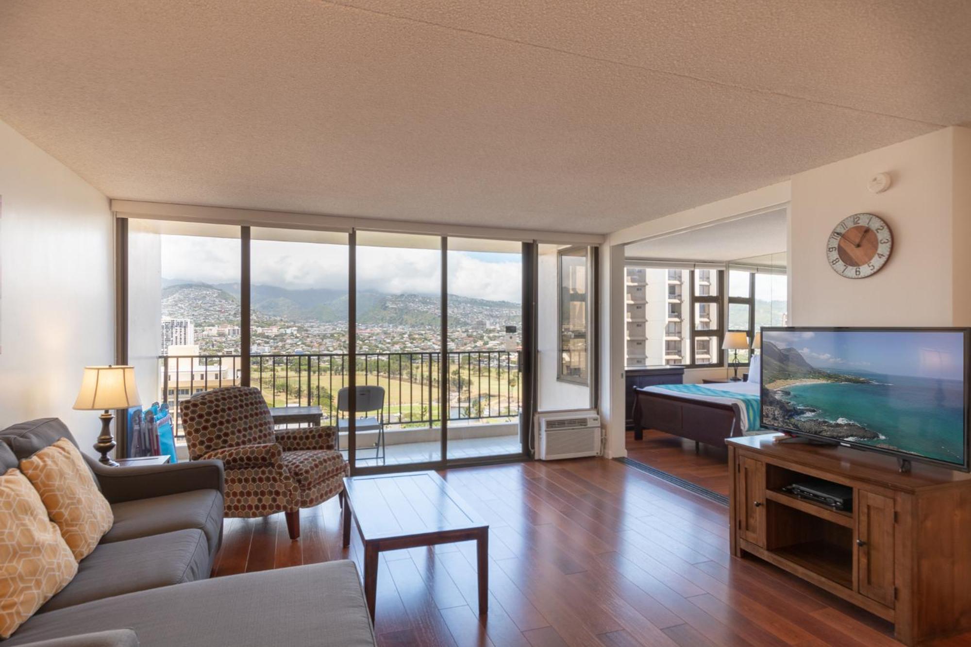 Apartment Waikiki Banyan With Mountain Views Near Waikiki Beach, Free Parking *
