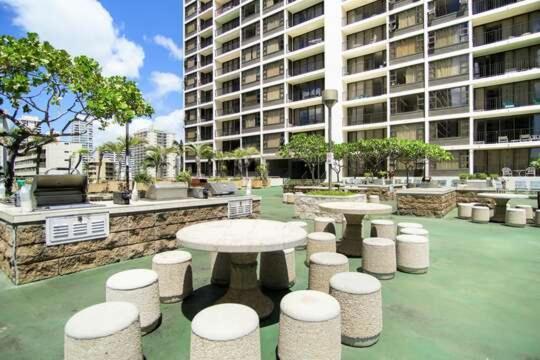 Waikiki Banyan With Mountain Views Near Waikiki Beach, Free Parking Honolulu
