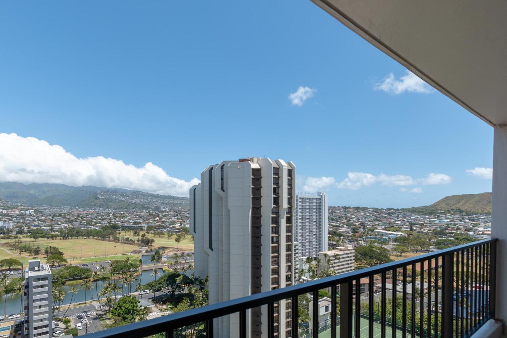 Waikiki Banyan With Mountain Views Near Waikiki Beach, Free Parking Honolulu